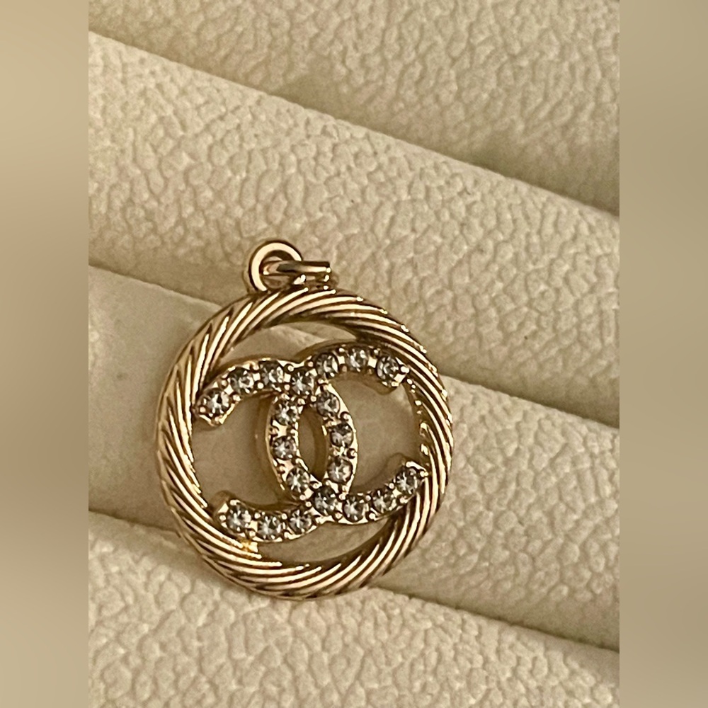 CHANEL Medallion